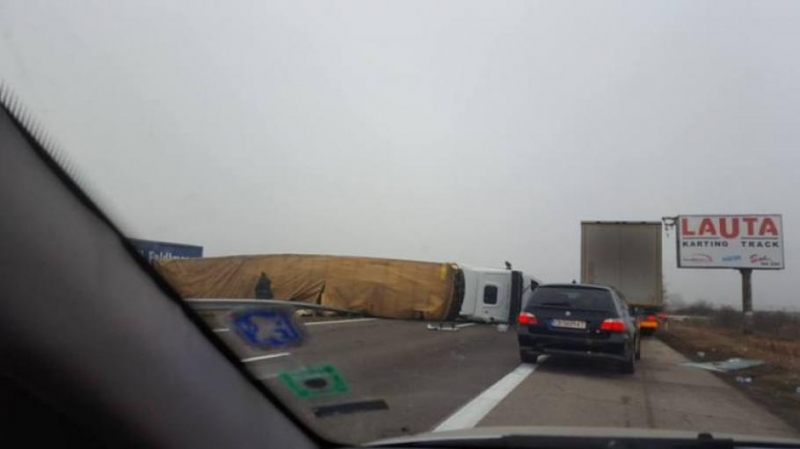 Пътен инцидент затруднява трафика по международния път Е 79 между Монтана