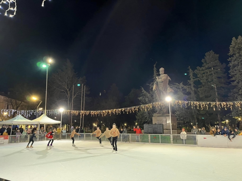 С коледно представление на ледената пързалка бе дадено началото на
