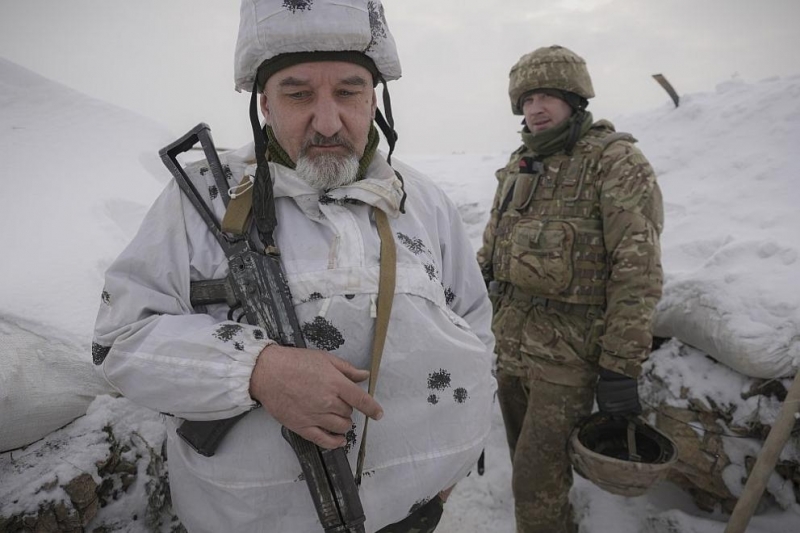 Украински военни в бяло-черен зимен камуфлаж се обучаваха вчера да