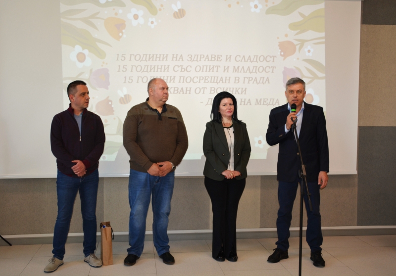 С обичайното празнично настроение заредило многобройните посетители и гости премина