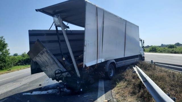 Кошмарна катастрофа между два камиона затапи движението по АМ Тракия