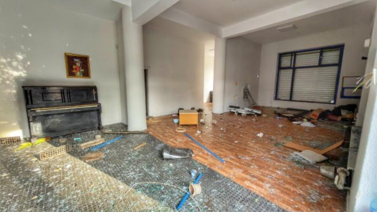 В кадър: Вижте централите на ГЕРБ и ДПС-НН след погрома и протестите /снимки/