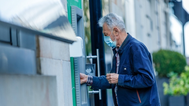 Изпащането на пенсиите и добавките за месеца ще бъде в