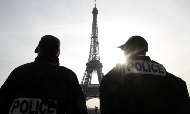 Полицията в Париж днес откри огън и рани жена която