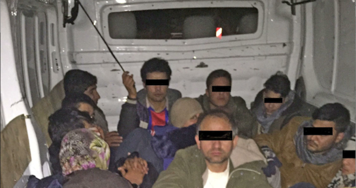 Бежанци използват граничните пунктове в Европа и се качват тайно в