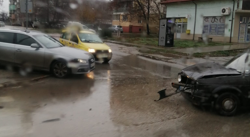 Две коли се блъснаха на булевард във Видин има постардал