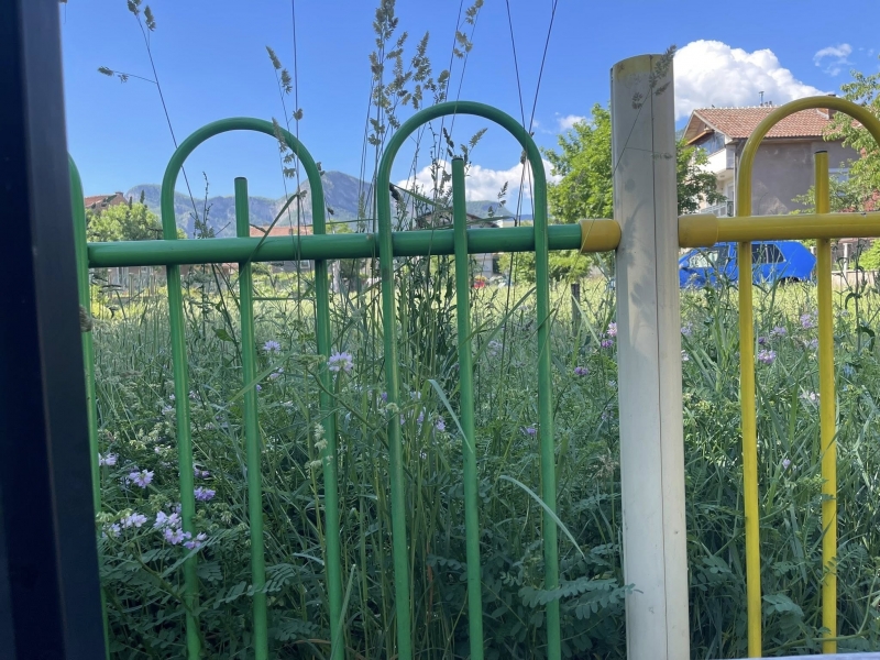 Детска площадка на ръба на разрухата: Родители алармират за опасни съоръжения и джунгла от трева в жилищен квартал на Враца /снимки/