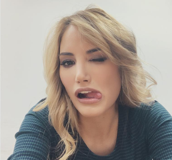 Любителката на футболисти и телевизионна водеща Алба Карийо се увърта