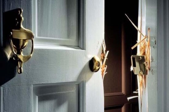 Криминално проявен мъж е счупил врата на къща в Мездра