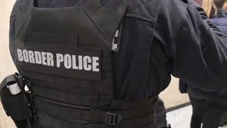 Разбиха престъпна група за трафик на мигранти, ползвали тениски с надпис "полиция"