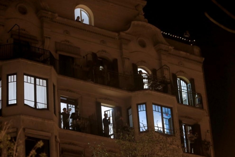 Испанци под карантина излязоха на балконите си, за да дрънчат
