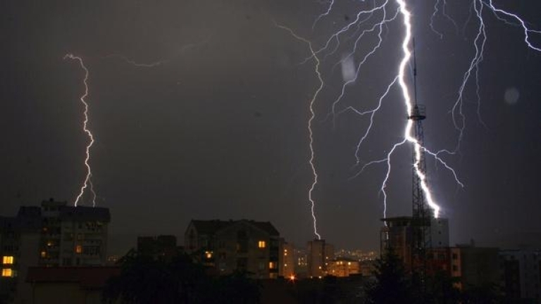 Мощна гръмотевична буря с пороен дъжд се разрази около полунощ