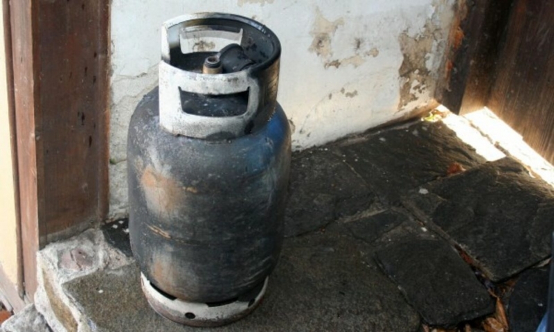 Запалена газова бутилка вдигна накрак огнеборци от Монтанско съобщиха от