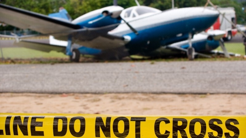Трима души загинаха след сблъсък на два малки самолета във