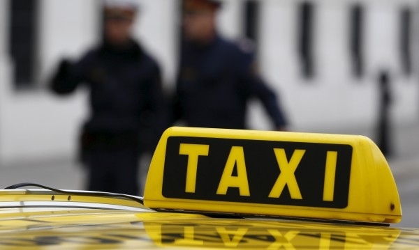 Полицаи хванали двама младежи свили парите на таксиджия във Враца