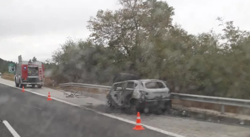 Запалил се автомобил затрудни движението при 41 км на магистрала