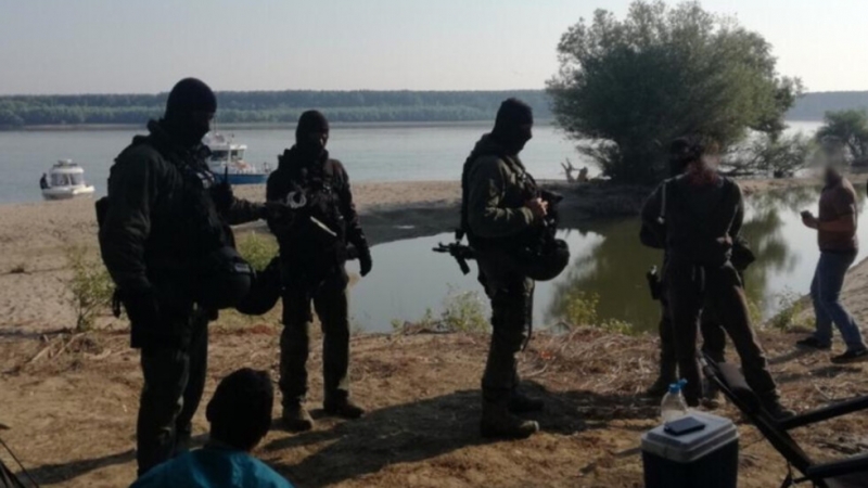 Шестима от трафикантите, задържани на остров в Дунав, остават в ареста
