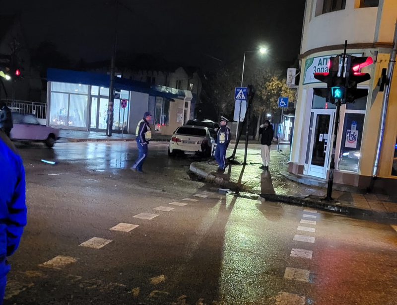 Две коли се удариха на кръстовище във Видин, научи BulNews.
Пътният