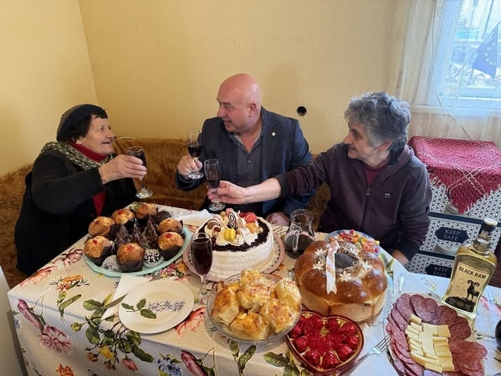 Иван Лазаров поздрави баба от Вършец по случай 90 годишнината