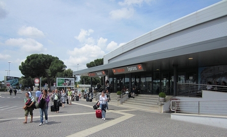 Близо 200 българи блокирани на Летище Чампино в Рим с