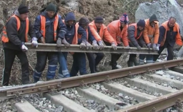 До часове възстановят движението по жп линията Петрич Благоевград