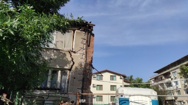 70 годишна къща в Пловдив се разцепи и наклони след строителни