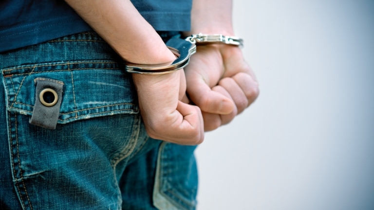 Трима българи са задържани в Гърция за наркотрафик и сега