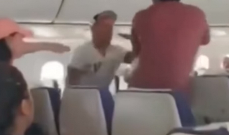 Самолет на сингапурска компания за нискотарифни полети бе принуден да