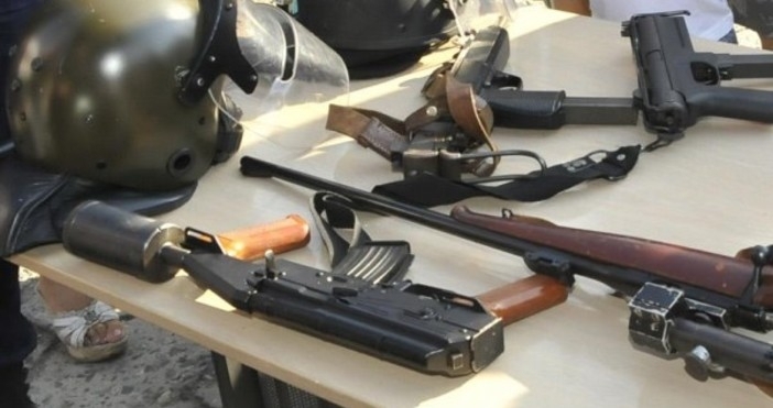 Пратка нелегално превозвано оръжие, предназначено за България, е била задържана
