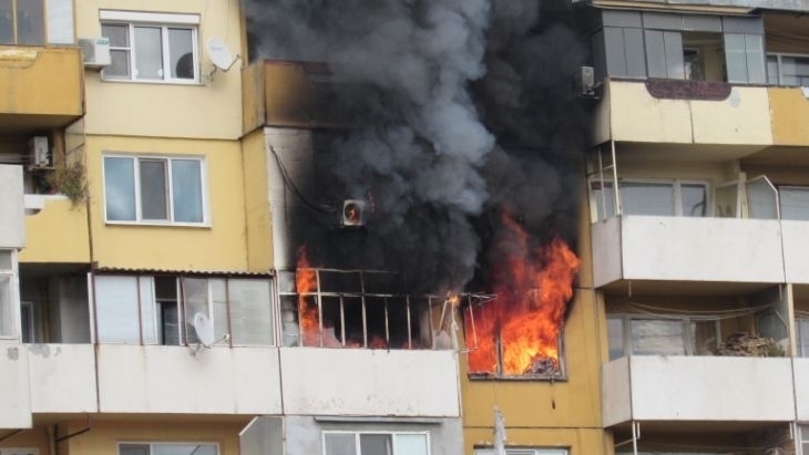 Пожар евакуира цял блок в центъра на Бургас. Около 6