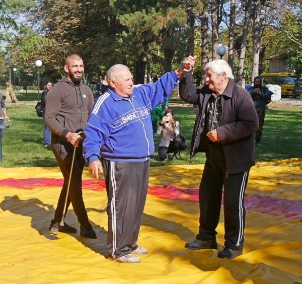 Дълголетници се включиха в народните борби на събора в Селановци