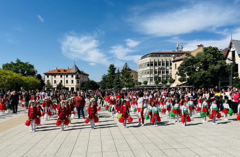Стотици възпитаници на детски градини и училища участваха в шестото