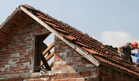 Неизвестни на този етап бандити се покатерили на покривите на