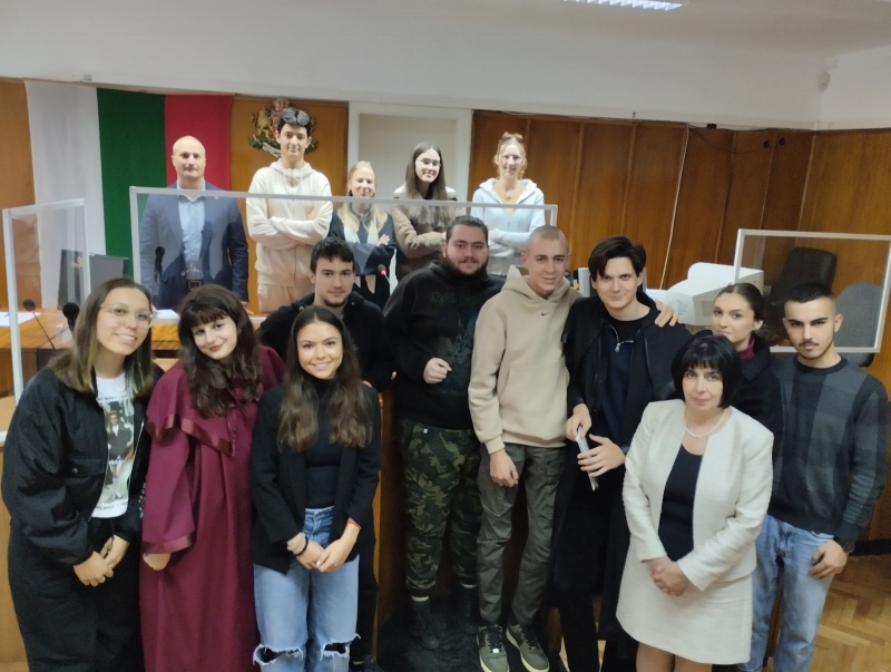 Дванадесетокласници гостуваха на Районен съд-Монтана и проведоха съдебен процес /снимки/