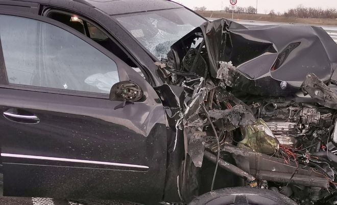 Младо момиче заби колата си в предпазна ограда край Враца