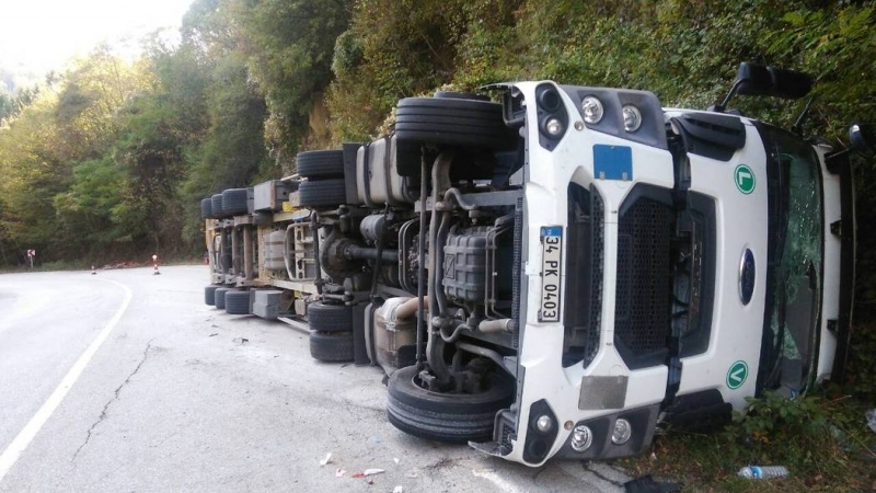 ТИР с турска регистрация превозващ авточасти се преобърна на стария
