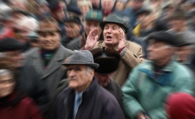 Протестиращи пред Народното събрание поискаха днес оставката на правителството заради