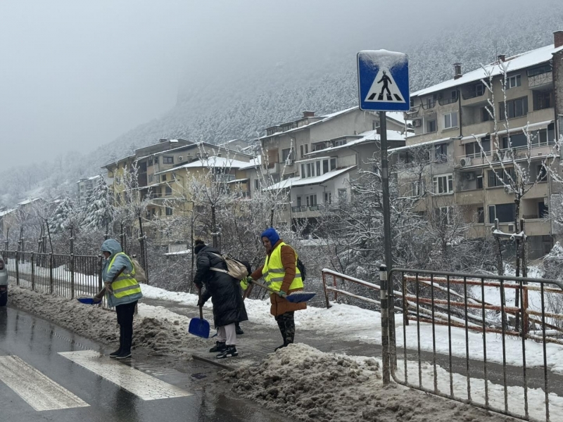 Екипите на БКС са на терен от сутринта и извършват