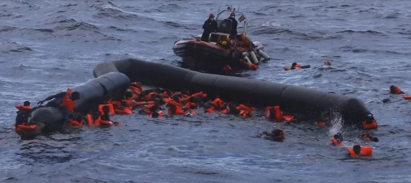 41 мигранти са загинали край италианския остров Лампедуза Оцелели са