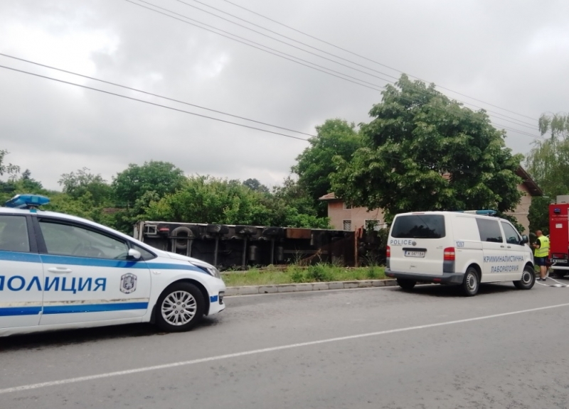 Катастрофа с три тежкотоварни автомобила затвори за повече от шест