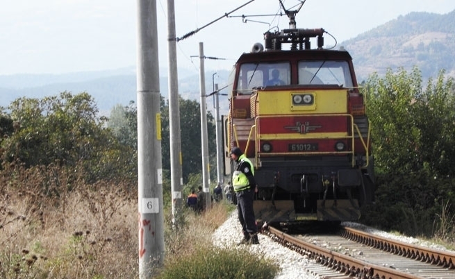Влак блъсна и уби мъж на линията между Мездра и