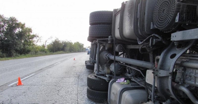 Аварирал ТИР затруднява движението на главен път Е 79 между Монтана