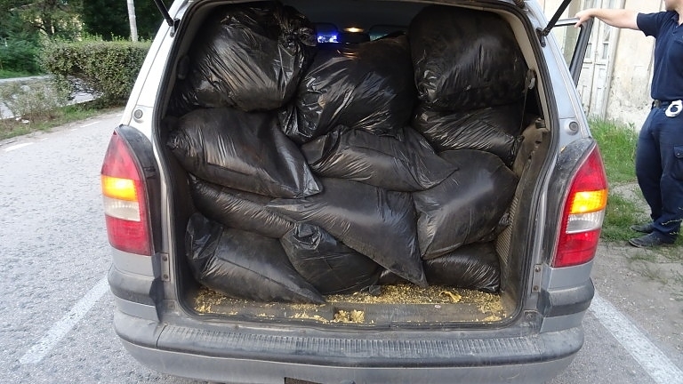 Джигит хвърли 8 плика с контрабанден тютюн през прозореца на