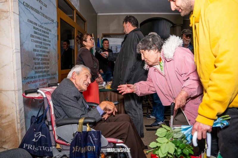 Десетки присъстваха на презентацията на първата книга на фотографа Тони