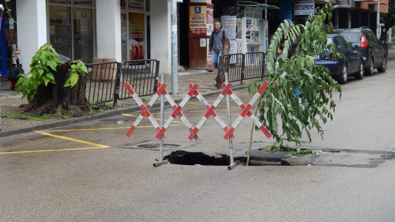 Дупка с ширина поне половин метър затруднява движението по улица Цар Симеон Велики