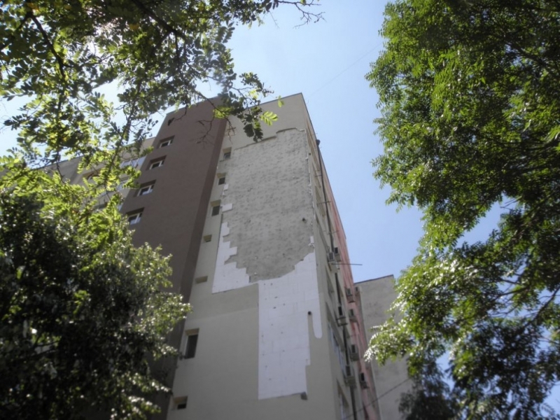 Парче от изолация на блок е паднало върху главата на