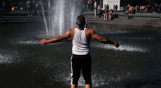 След шест дни на необичайни горещини температурите в Европа започват