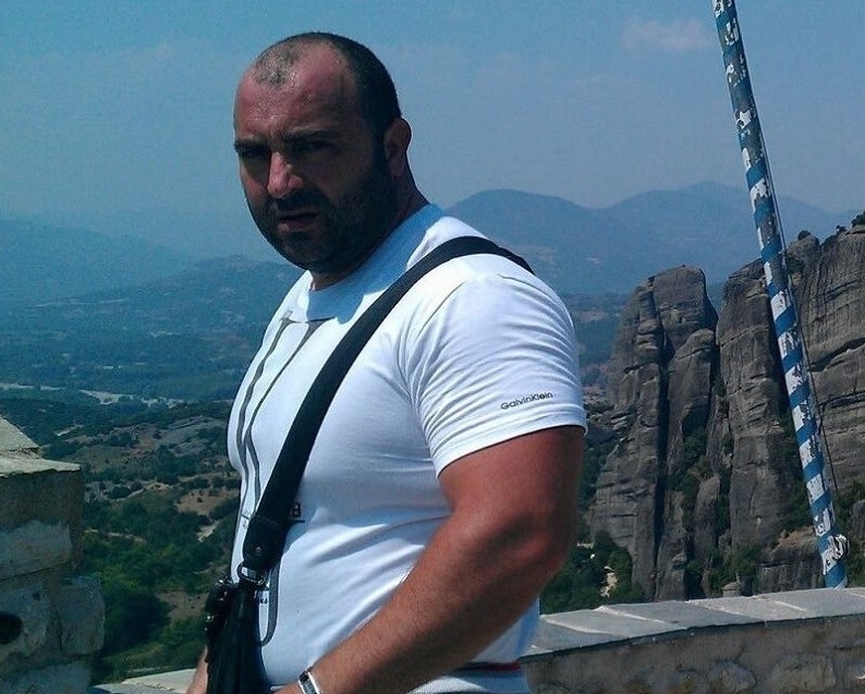 Неизвестни са запалили колите на общински съветник от ДПС във