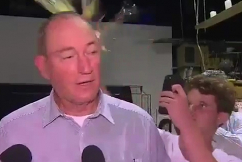 Тинейджър счупи яйце в главата на австралийския сенатор Фрейзър Енинг
