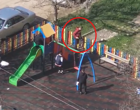 Възпитавайте децата си! Тийнейджъри потрошиха площадка във Враца и избягаха /видео/